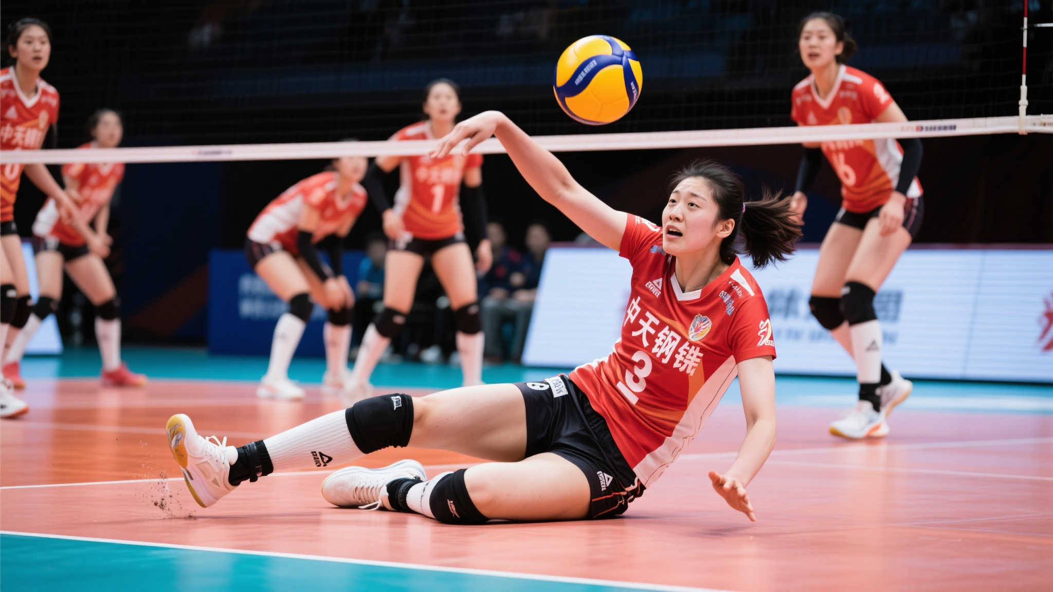 吴梦洁崴脚摔倒,赵指导神情从乐观转为困惑 正在进行的一场焦点较量中,球队凭借强硬攻势逐渐扭转